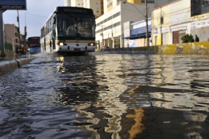 Rompimento de adutora interrompe tr&acirc;nsito na Capital