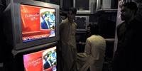 Paquistaneses assistem a dicurso do premiê pela TV