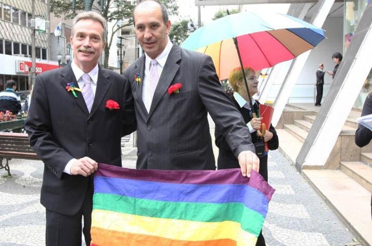 Ap&oacute;s decis&atilde;o do STF, casal gay registra uni&atilde;o est&aacute;vel no Paran&aacute;