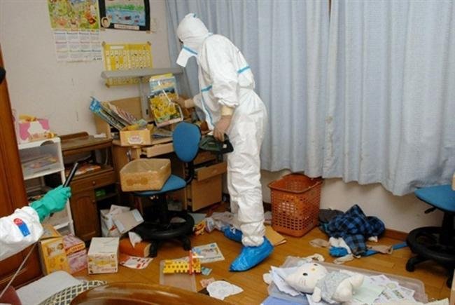 Com roupas especiais para evitar a radia&ccedil;&atilde;o, os antigos moradores puderam retirar alguns pertences de suas casas