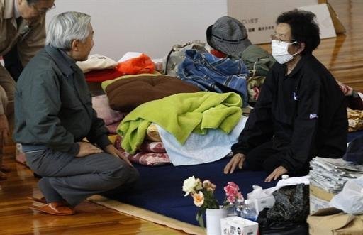 Imperador do Jap&atilde;o (&agrave; esquerda) visita refugiados de cat&aacute;strofe nuclear