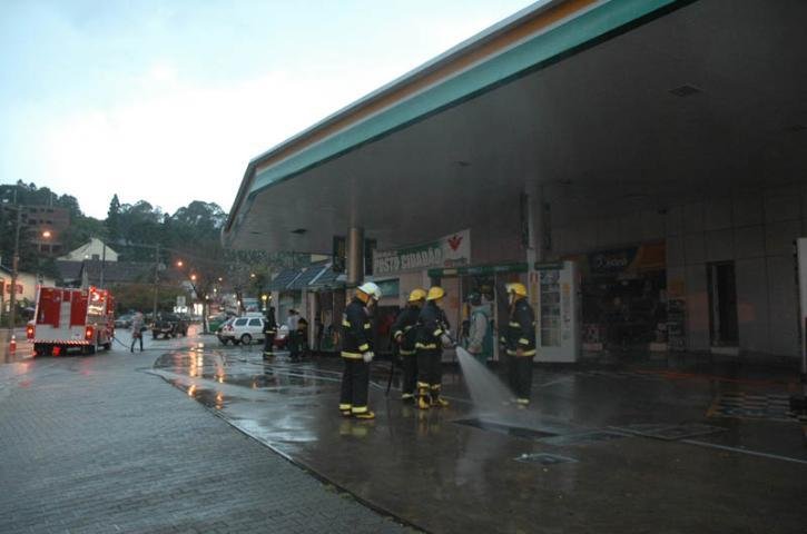 Raio atinge posto de combust&iacute;veis em Gramado