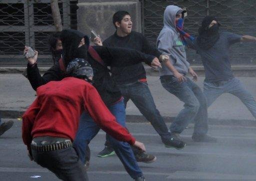 Pol&iacute;cia do Chile prende 45 estudantes durante protesto na capital