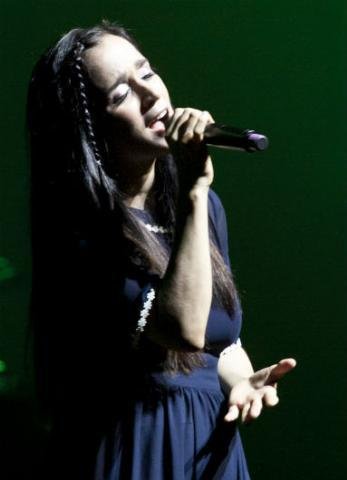 Julieta Venegas d&aacute; show de talento e simpatia em Porto Alegre