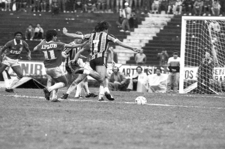 Renato em a&ccedil;&atilde;o contra o Inter em 1986