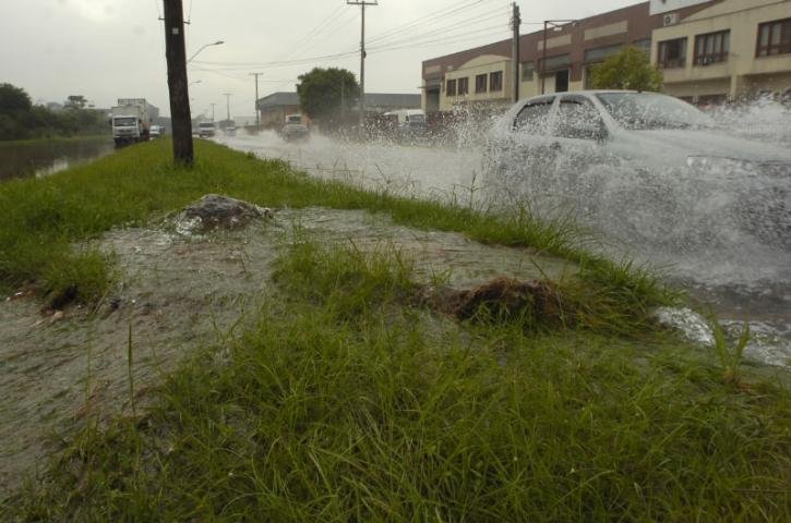 Problema alaga trecho da avenida A.J. Renner