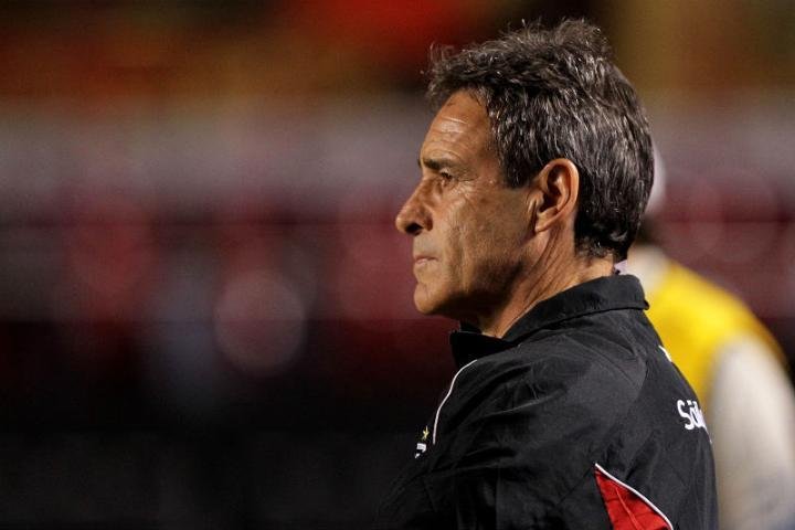 Presidente do S&atilde;o Paulo insinua demiss&atilde;o de Carpegiani ap&oacute;s elimina&ccedil;&otilde;es