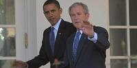 Bush, quando ainda era presidente, ao lado de Barack Obama, a quem parabenizou hoje