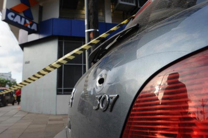 Homem fica ferido ap&oacute;s troca de tiros na avenida Farrapos, na Capital