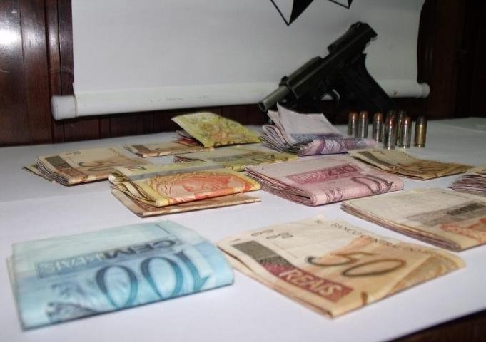 Presos chefe do tr&aacute;fico e comparsas, na vila Bom Jesus, em Passo Fundo