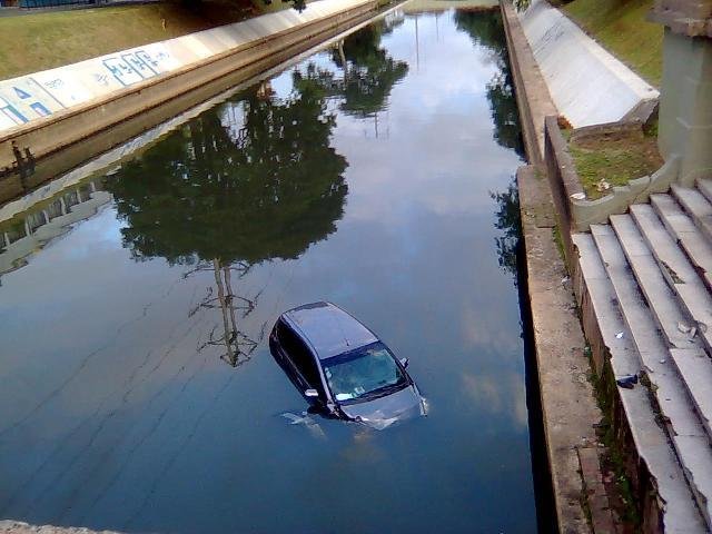 Carro cai no Dil&uacute;vio ap&oacute;s colis&atilde;o em Porto Alegre