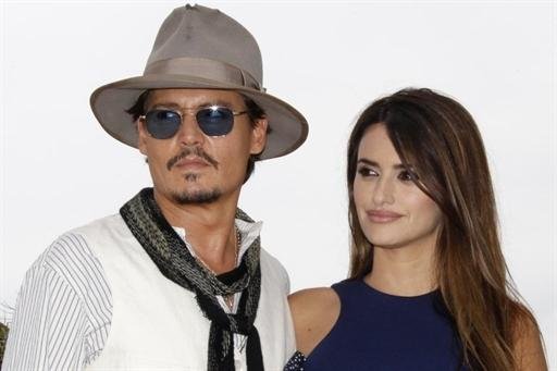 Johnny Depp e Pen&eacute;lope Cruz  promovem Piratas do Caribe 4