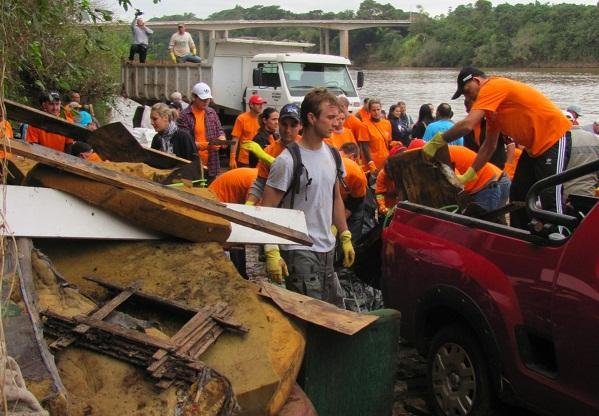 Pelo menos cinco toneladas lixo s&atilde;o retiradas do Rio TaquariDeol