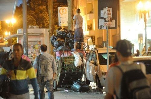 Rua dos Andradas &eacute; quarto de moradores de rua e dep&oacute;sito de lixo na Capital