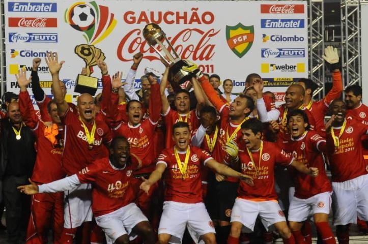 Do Ol&iacute;mpico, o Inter saiu com a ta&ccedil;a de campe&atilde;o ga&uacute;cho &ndash; a 40&ordf; na sua hist&oacute;ria
