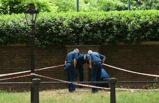 Avenida que leva ao pal&aacute;cio de Buckingham &eacute; fechada por alerta de seguran&ccedil;a