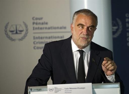 Chefe do tribunal, Luis Moreno-Ocampo, explica pedido de pris&atilde;o 