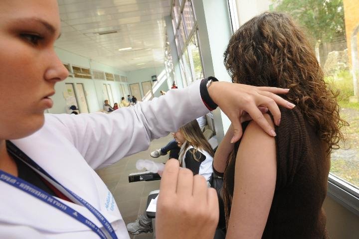 Vacina&ccedil;&atilde;o contra Hepatite B &eacute; ampliada para jovens entre 20 e 24 anos em Porto Alegre