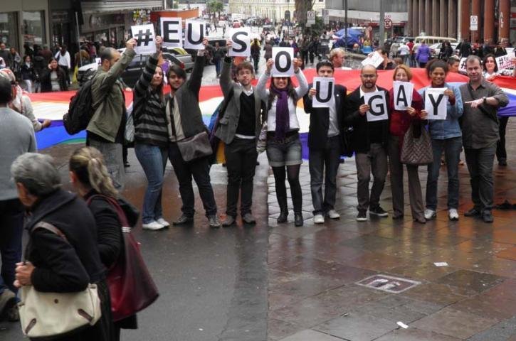 Defensores dos direitos dos homossexuais realizam ato no centro da Capital