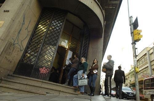 Mesmo enfrentando fila, as pessoas voltam para casa sem o rem&eacute;dio