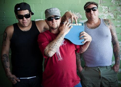 Banda traz novo vocalista e ap&oacute;s show na Capital segue em turn&ecirc; pelo Brasil
