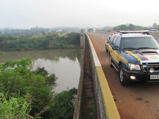 Pol&iacute;cia procura mulher que caiu de ponte na BR 386