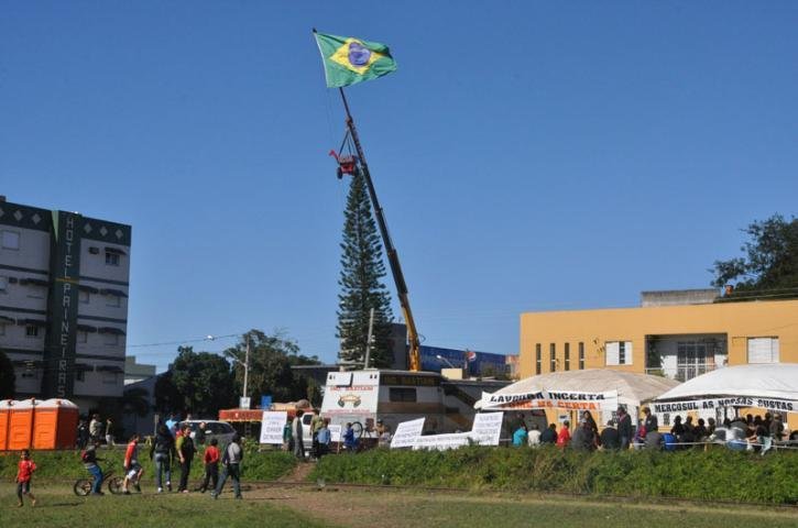 Arrozeiros liberam ponte na fronteira entre Brasil e Argentina