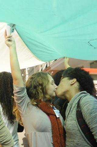 Casais homossexuais promovem beija&ccedil;o em Porto Alegre
