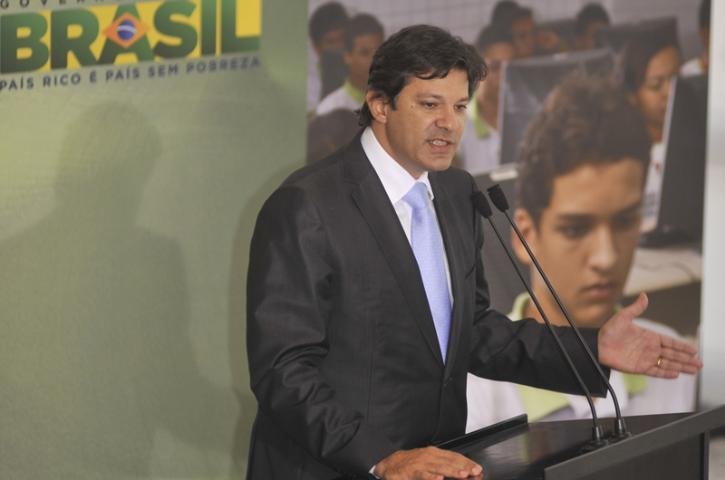 Ministro da Educa&ccedil;&atilde;o diz que MEC n&atilde;o recolher&aacute; livro pol&ecirc;mico