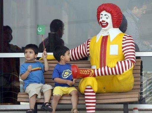 Contra a obesidade, m&eacute;dicos exigem fim do palha&ccedil;o Ronald McDonald