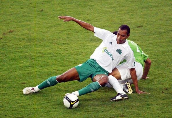 Gr&ecirc;mio pode trazer o volante Gilberto Silva