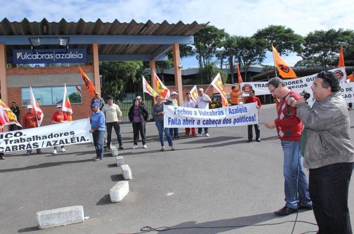Trabalhadores demitidos fazem protesto em frente a Azal&eacute;ia