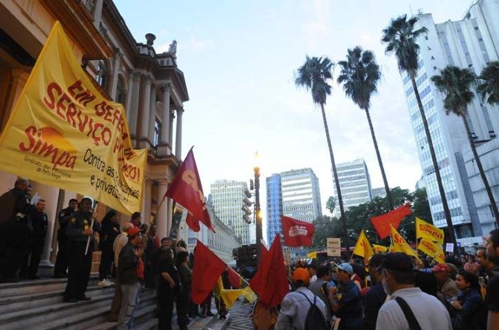 Municip&aacute;rios de Porto Alegre anunciam greve a partir de segunda-feira