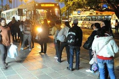 Moradores da zona Leste de Porto Alegre protestam por mais &ocirc;nibus