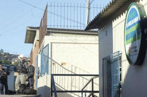 Posto de sa&uacute;de fechado por viol&ecirc;ncia volta a atender sem m&eacute;dicos