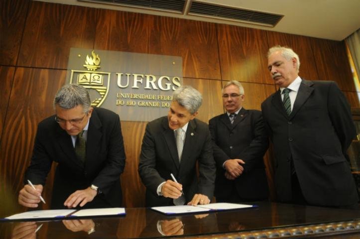 Ministro da Sa&uacute;de assina conv&ecirc;nio com a Ufrgs para qualificar o SUS