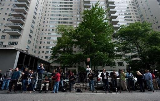 Strauss-Kahn deixa pres&iacute;dio de Rikers Island, em Nova Iorque
