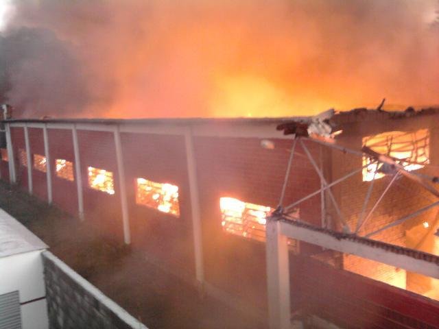 Inc&ecirc;ndio consome dep&oacute;sito de material reciclado em S&atilde;o Leopoldo