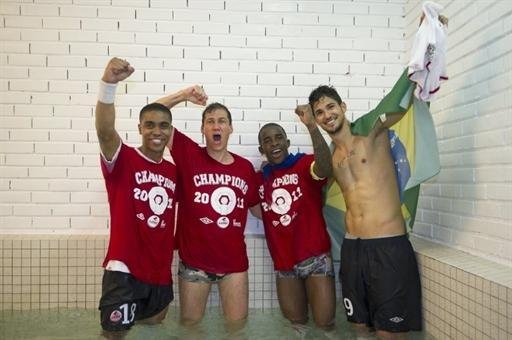 Brasileiro T&uacute;lio de Melo comemorar t&iacute;tulo franc&ecirc;s do Lille no vesti&aacute;rio
