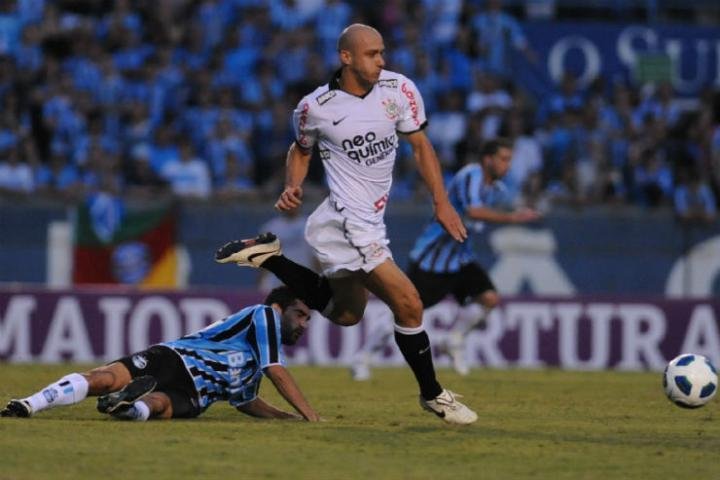 Em desvantagem no placar, o Corinthians foi com mais entusiasmo ao ataque