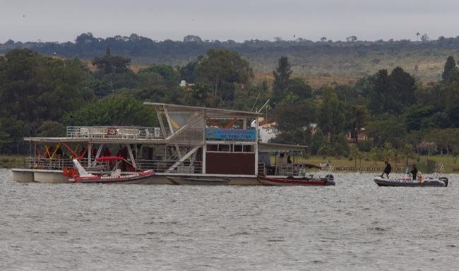Trinta mergulhadores buscam sobreviventes no lago Parano&aacute;