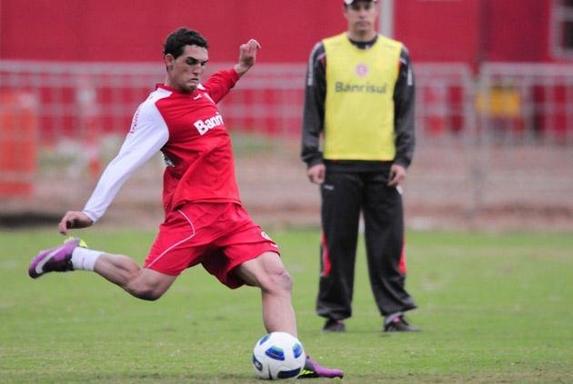 Gilberto se destaca em treino do Inter