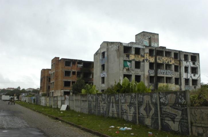 Constru&ccedil;&otilde;es inacabadas servem como esconderijo para assaltantes, ponto de prostitui&ccedil;&atilde;o e distribui&ccedil;&atilde;o de drogas
