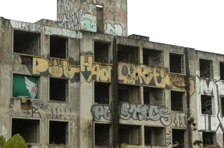 Pr&eacute;dios abandonados causam transtornos no bairro Jardim Leopoldina, em Porto Alegre
