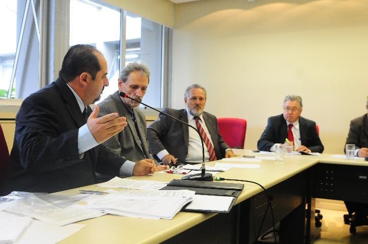 	CCJ aprova projeto que regulariza 11 taxistas da Lomba do Pinheiro