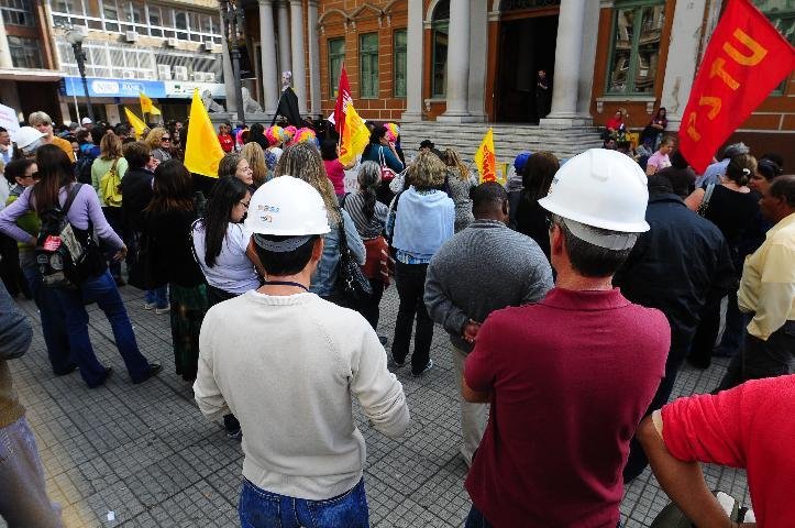 Municip&aacute;rios rejeitam proposta da prefeitura e seguem em greve