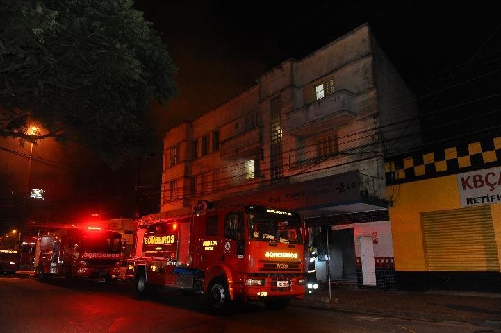 Princ&iacute;pio de inc&ecirc;ndio no bairro Floresta movimenta Corpo de Bombeiros
