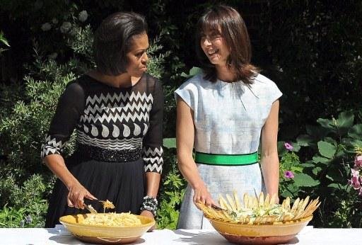 Michelle e Samantha ficaram respons&aacute;veis pelas saladas