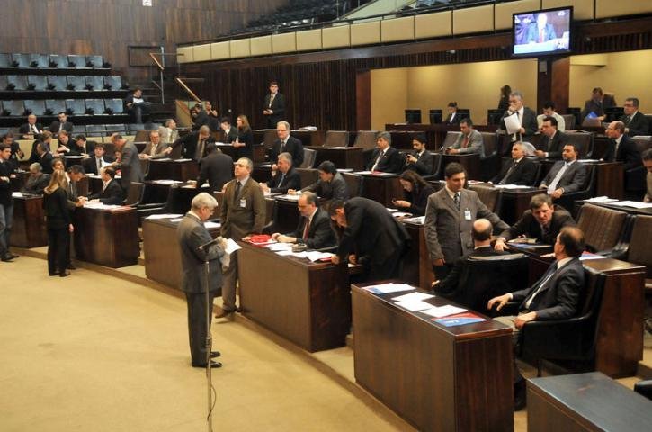 Falta de qu&oacute;rum inviabiliza vota&ccedil;&atilde;o de aumento para professores