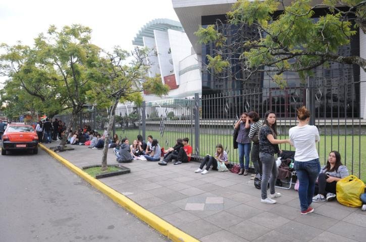 Mais de 100 f&atilde;s acampam &agrave; espera do show da banda inglesa McFly, na Capital